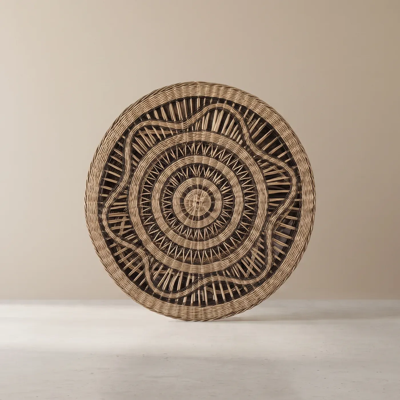 Contrasted dark and light concentric pattern