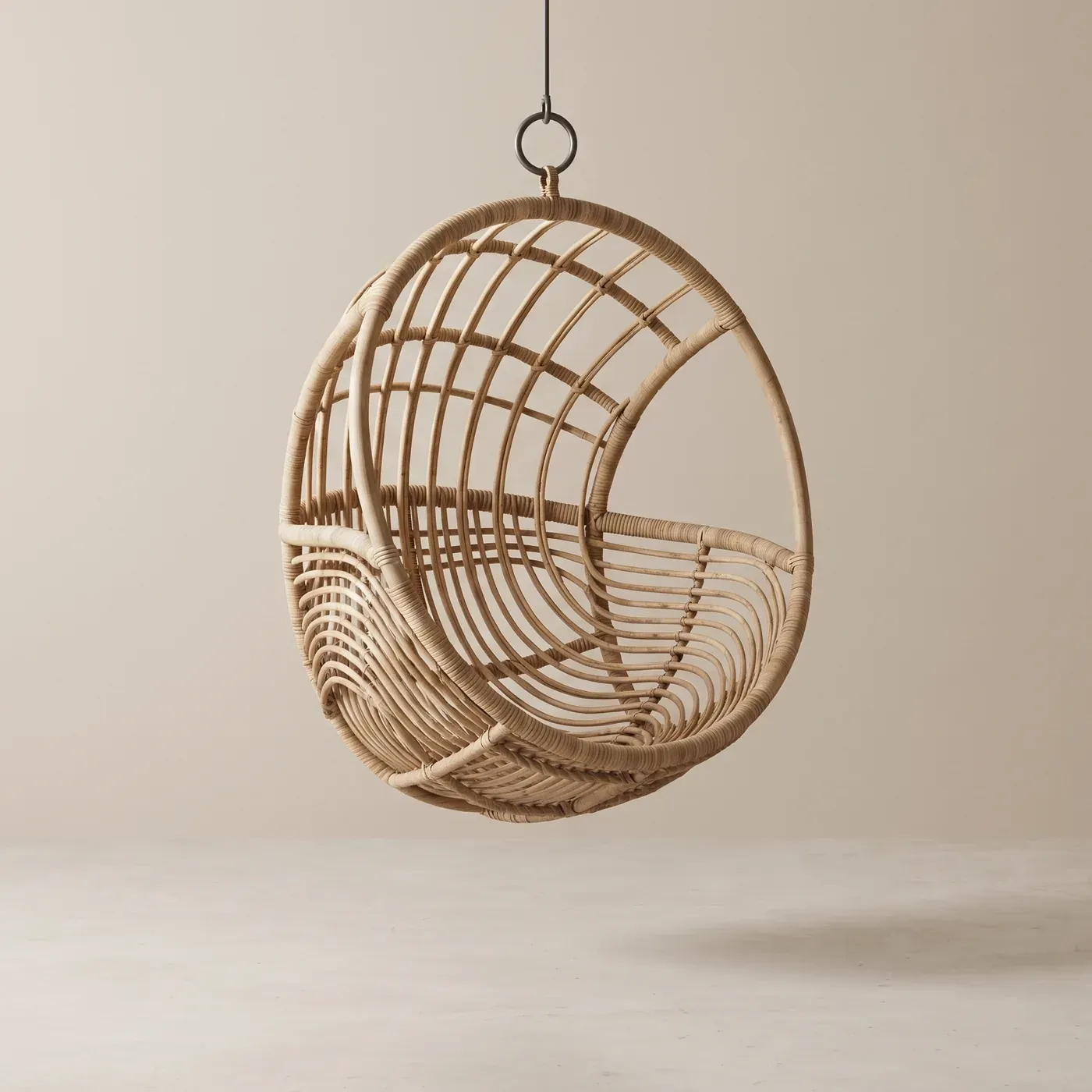 Rounded seat, metal suspension ring