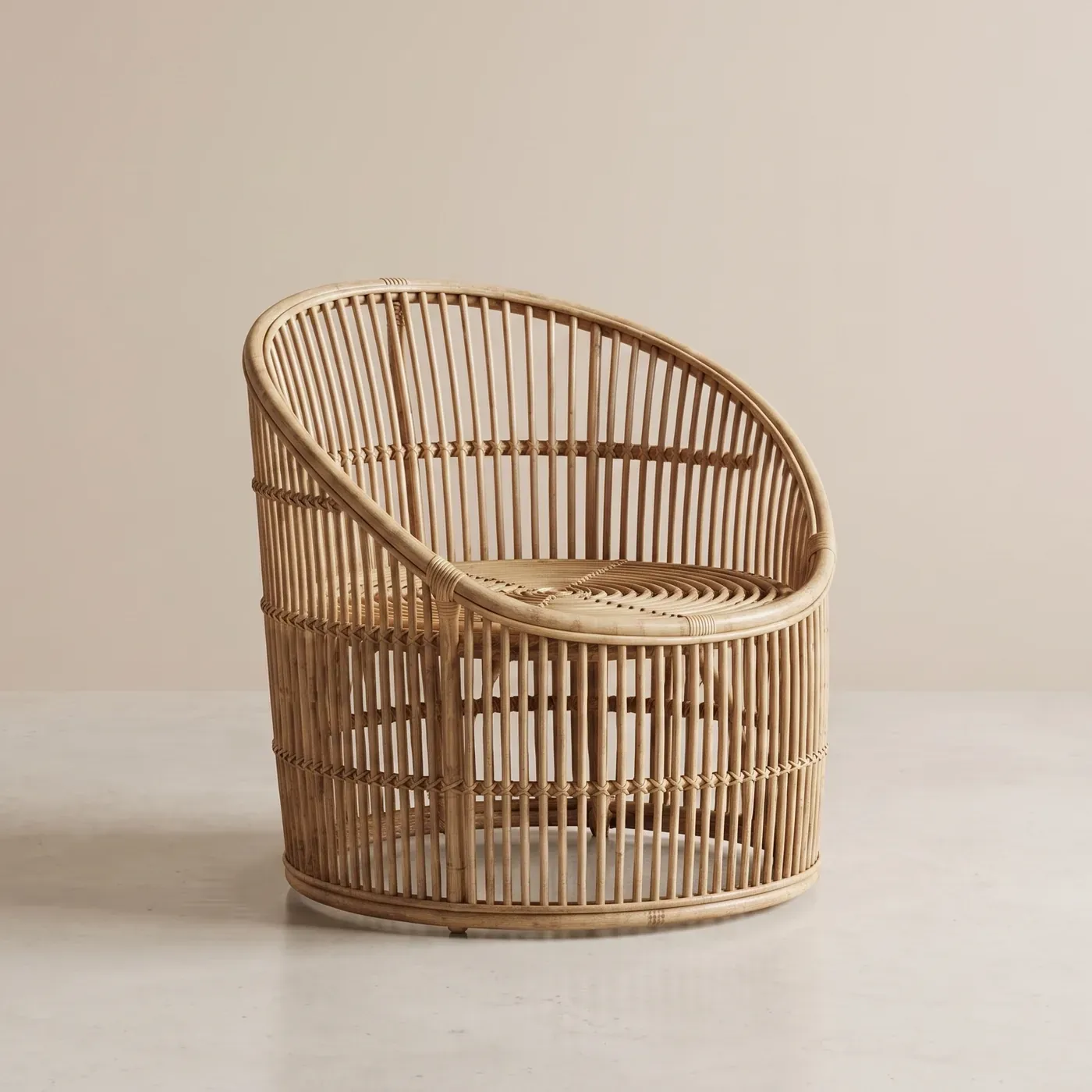Enveloping back, round woven seat