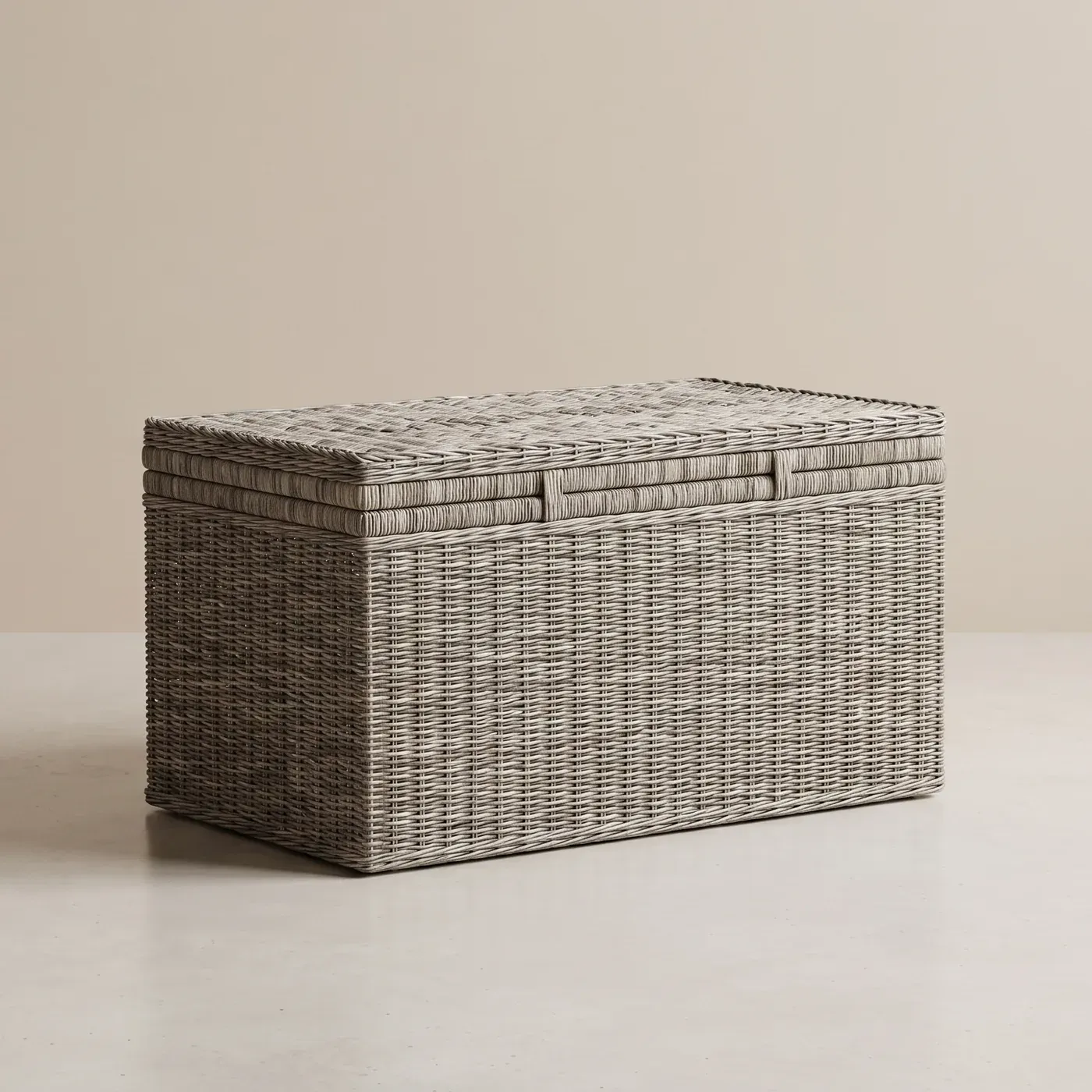 Hinged lid, tight weave, suitcase proportions
