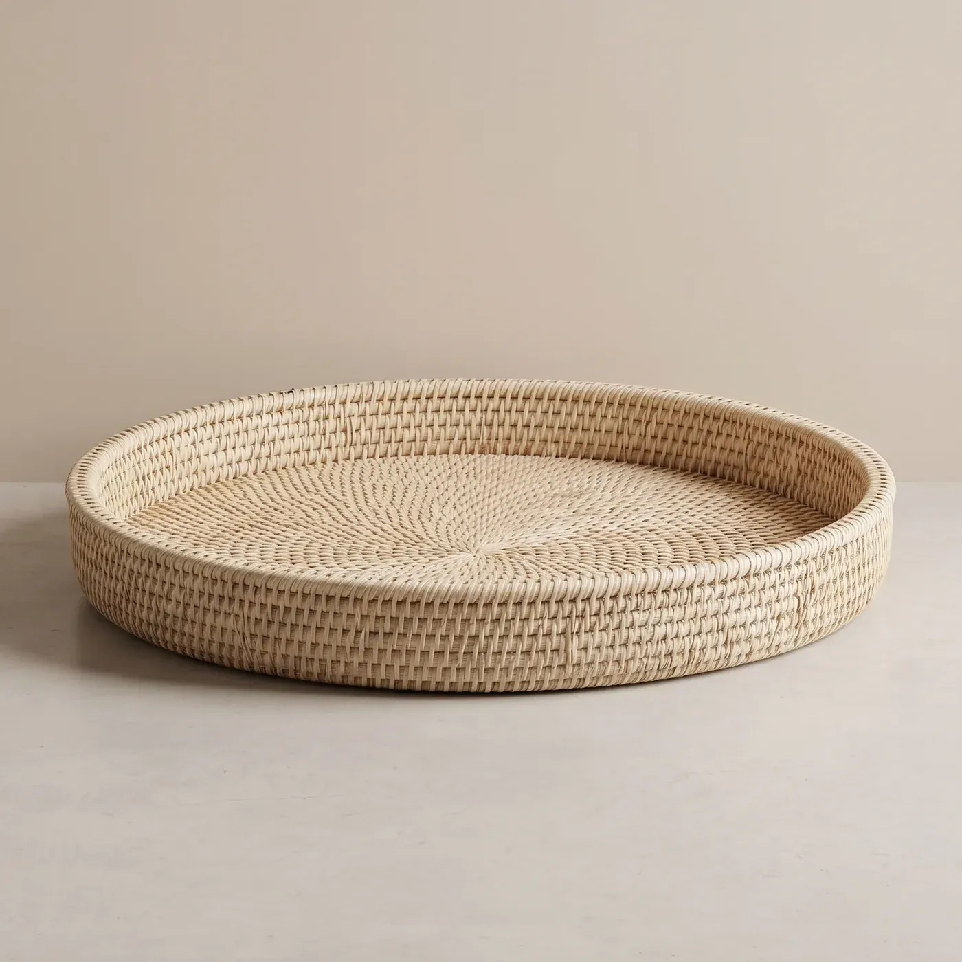 Raised rim, pale natural fibre